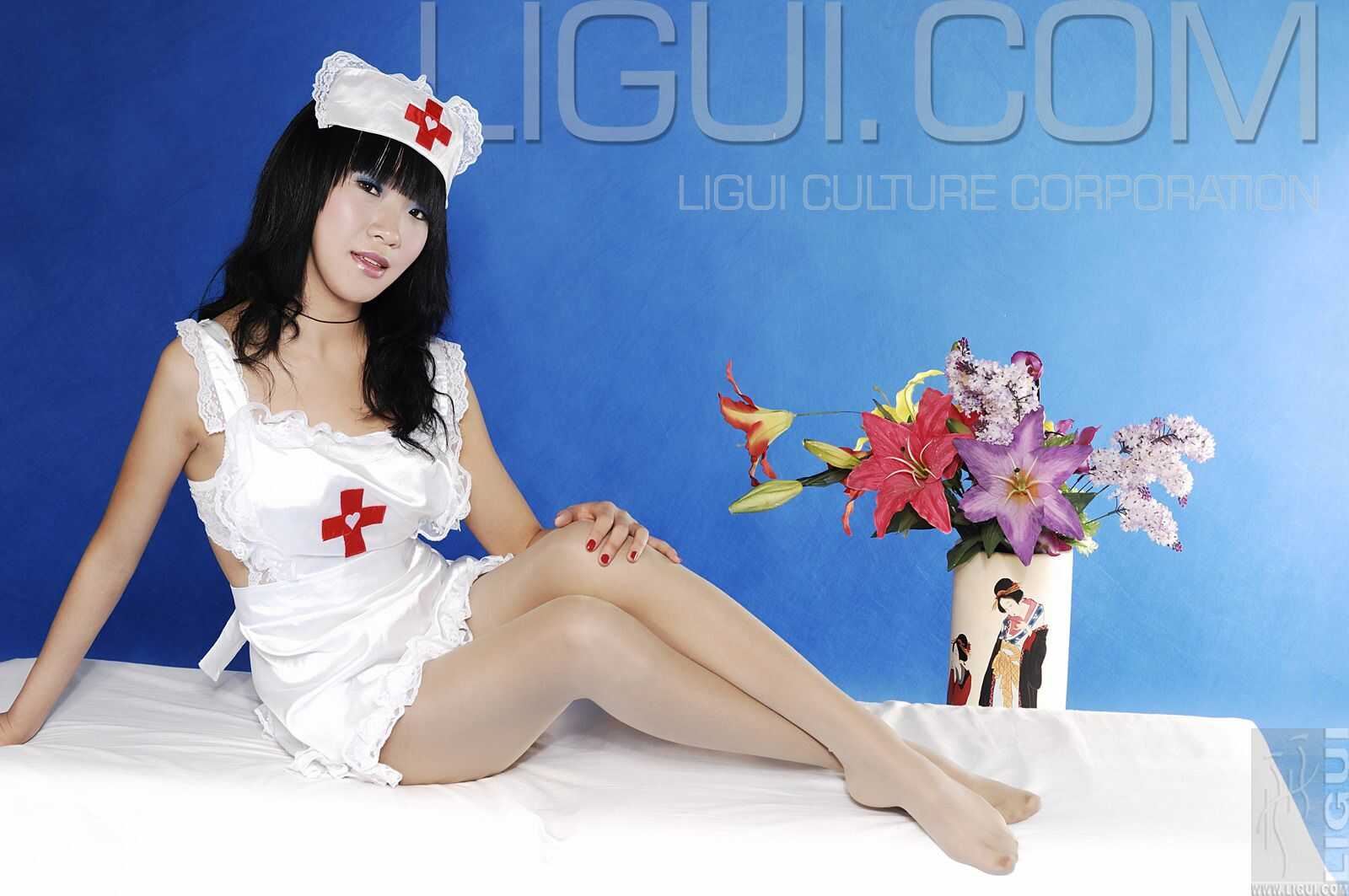 丽柜LiGui Model 伊园《肉丝小护士》丝足写真图片